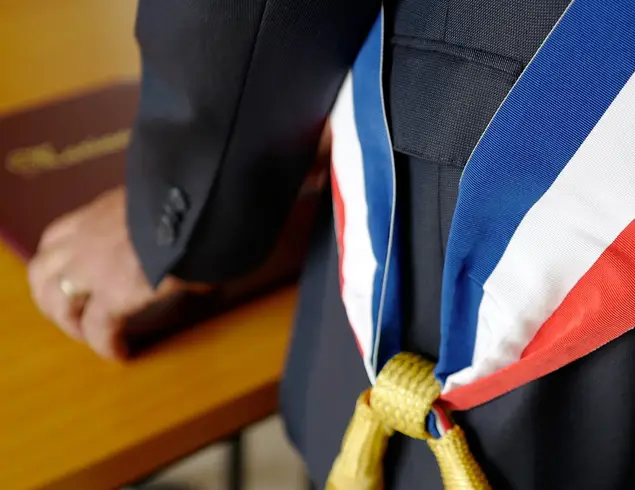Photo d'un élu avec l'écharpe tricolore
